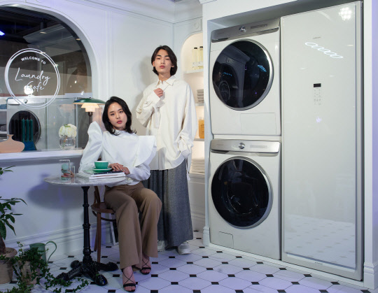 삼성전자가 1월 출시한 삼성 그랑데 AI 건조기의 에어살균+ 기능은 옷 속에 침투한 대장균, 녹농균, 황색포도상구균을 99.9% 없애주고, 집먼지 진드기는 100%까지 박멸해 준다.   <삼성전자 제공>